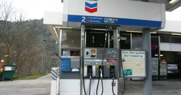 LA Gas Hits $5.59: Iran War Fuels Price Surge