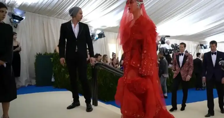 Doja Cat Baffled All at Met Gala in Living Statue Look