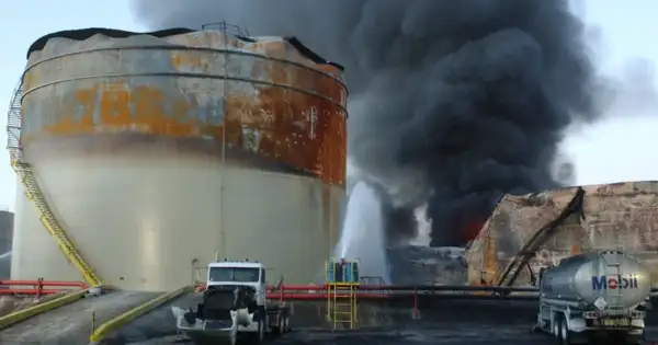 50,000 Flee: Toxic Tank Crack Means Imminent Explosion