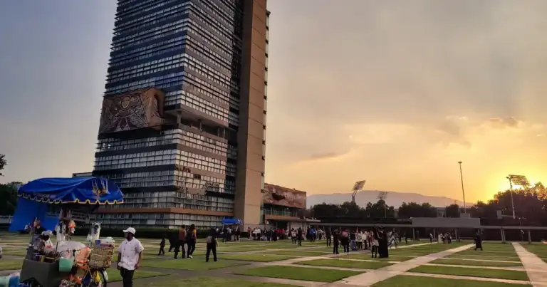 UNAM Dumps Digital Exams After 30% Cheating Using AI